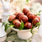 Ouă roșii în coșuleț*